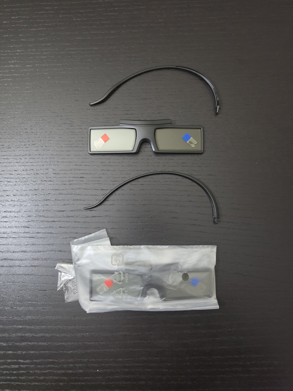 Black 3D Active Glasses for Wearable Electronics
